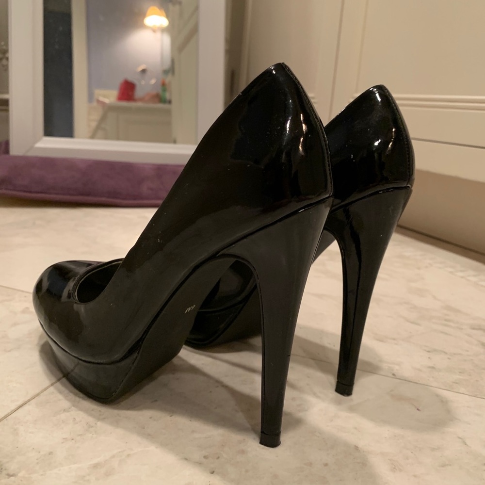 Black pumps super high heels!